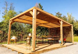 Pergola en Bois d’Épicéa Traité avec Couverture et Paroi Latérale en Ventelles Mobiles Habrita 20,93 m²