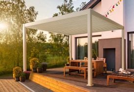 pergola extérieure en aluminium blanc sur une terrasse