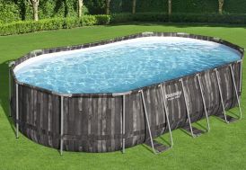 Piscine hors sol dans un jardin