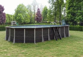 Piscine hors-sol dans un jardin extérieur