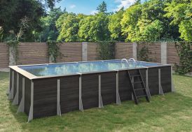 Piscine hors-sol en composite dans un jardin extérieur 