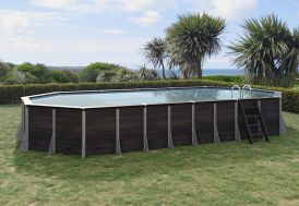 Piscine hors-sol en composite dans un jardin extérieur