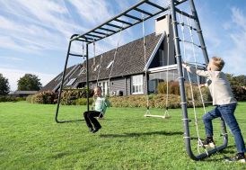 enfants qui jouent sur la balançoire et le filet d'escalade Exit Toys