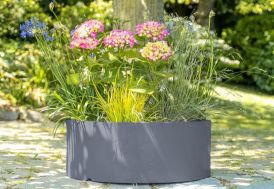 Pot de fleurs couleur anthracite avec des plantes