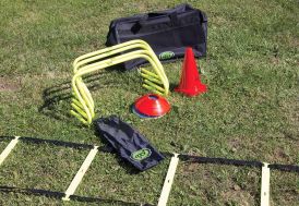 sac de sports avec cônes, plots, échelle de vitesse et haies pour parcours d'obstacle