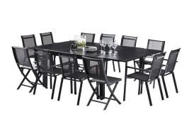 table à magner avec fauteuils à accoudoirs et chaises pliantes