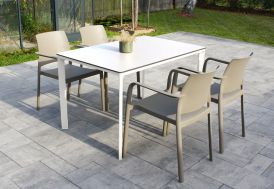 Salon de jardin Ezpeleta table blanche et fauteuils taupe