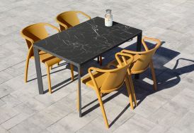 Salon de jardin 4 places en aluminium effet marbre et fauteuils jaune moutarde
