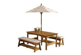 salon de jardin en bois avec une table, 2 bancs et 1 parasol
