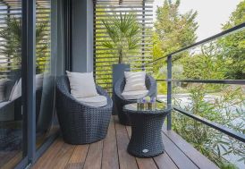 salon de jardin empilable 2 fauteuils et 1 table basse