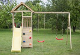 Aire de jeux en bois avec portique balançoires, muret d'escalade et toboggan jaune