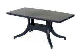 table en résine gris anthracite pour jardin