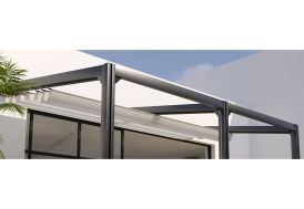 toile d'ombrage pour pergola en aluminium adossée sur une terrasse