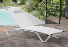 transat de jardin en aluminium et textilène blanc au bord de la piscine