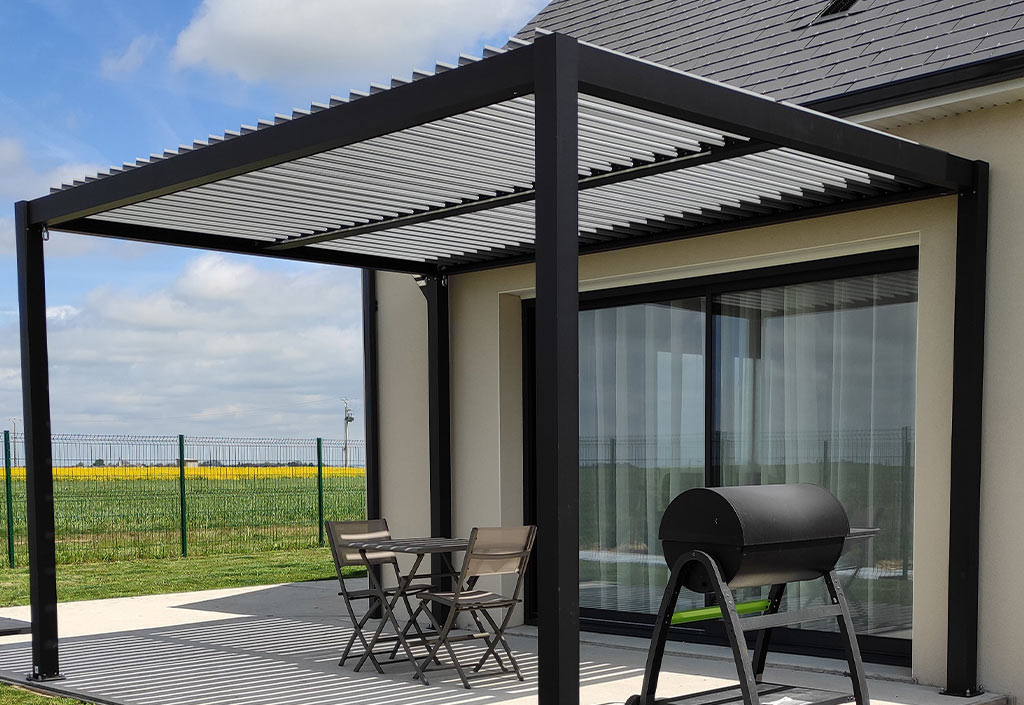 Pergola Bioclimatique Autoportée Ombréa en Aluminium Anthracite ? 3 x 3 m