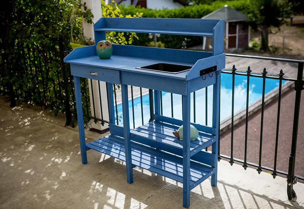 Table de rempotage en bois peint en bleu 117 x 45 cm