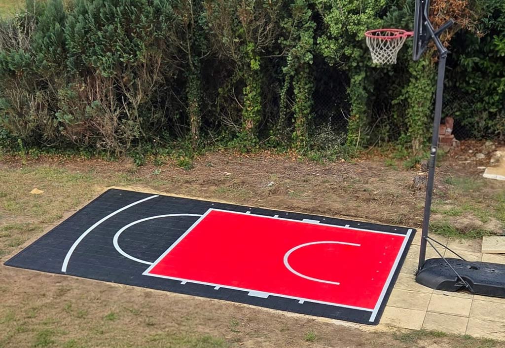 Demi-terrain de basket pour jardin en dalles clipsables - 9 à 20 m² 