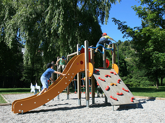 Aire de jeux extérieur avec gravier pour amortir les chutes