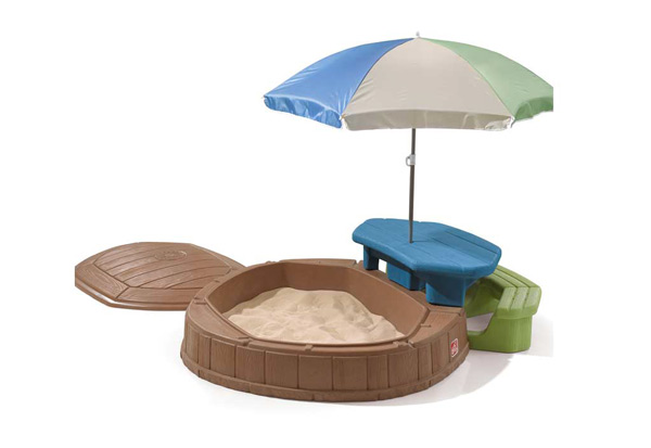 Bac à sable en plastique avec parasol.