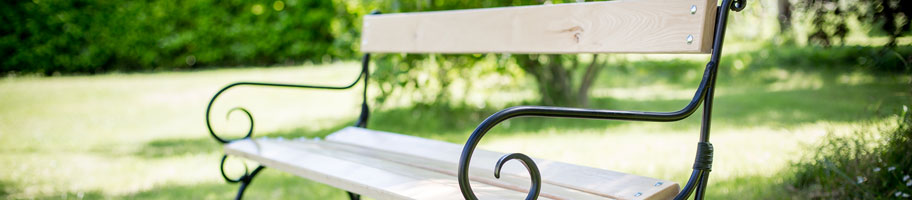 Banc de jardin en bois et fer forgé.