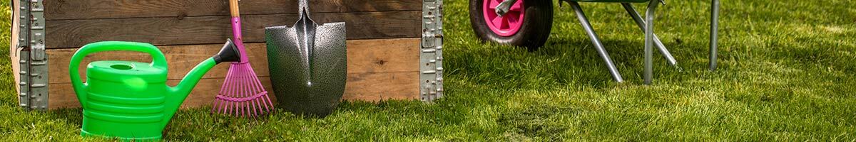 bannière abri de jardin en aluminium avec des outils