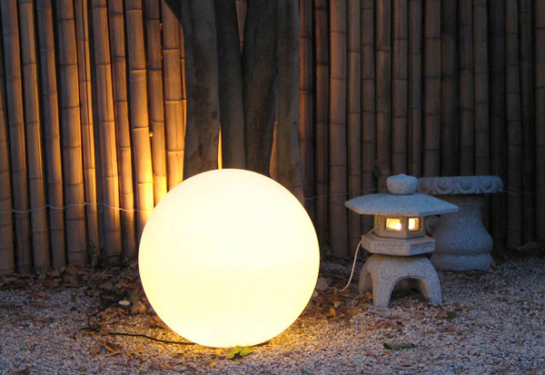 Boule lumineuse : parfaite pour sublimer votre jardin !