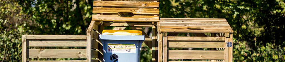 Cache poubelle en bois.