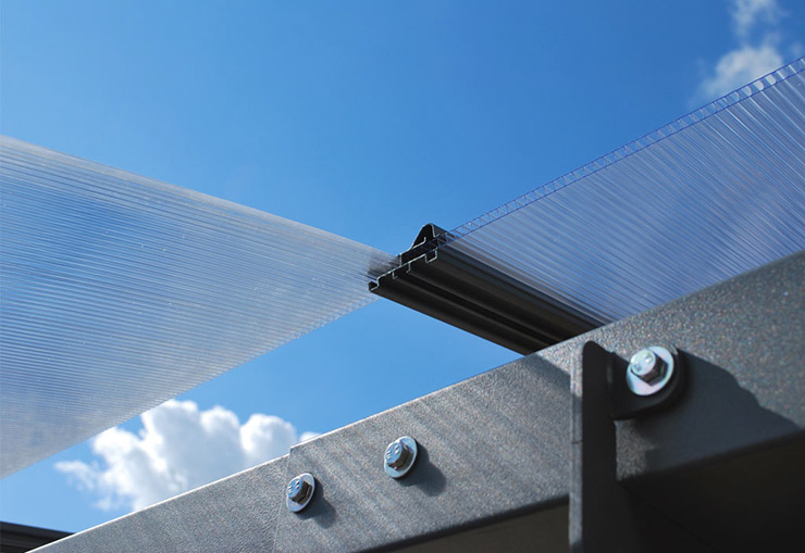 Carport en métal et toiture polycarbonate.