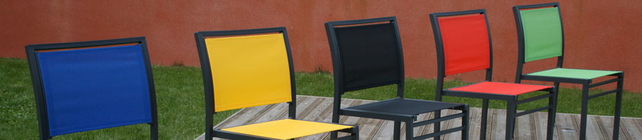 Chaise de jardin en PVC et table de jardin.