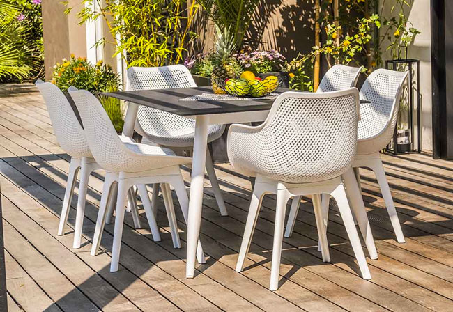 Chaise de jardin en PVC et table de jardin.