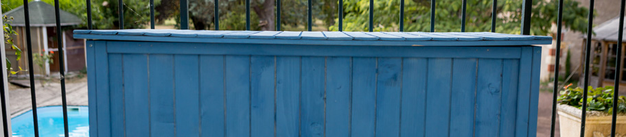 Coffre de rangement en bois bleu.