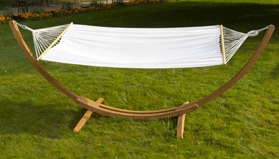 Hamac blanc avec support en bois.