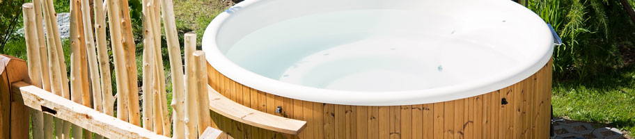 Jacuzzi extérieur en bois.