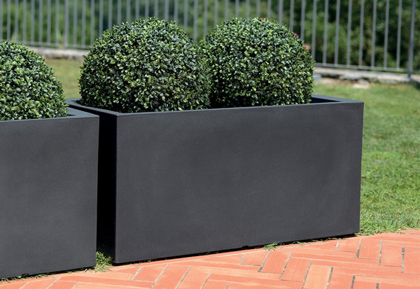 Jardinière rectangulaire en plastique rotomoulé.