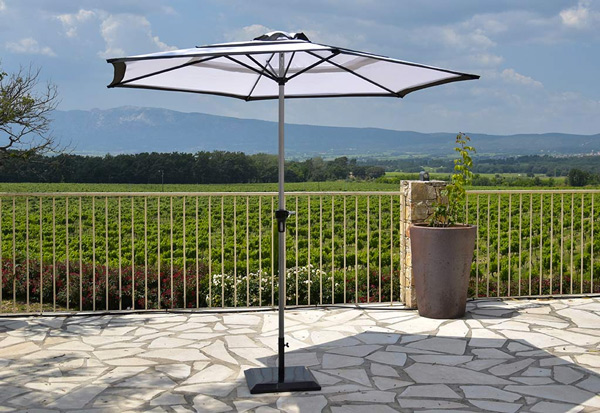 Parasol droit classique en aluminium.