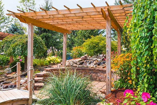 Pergola en bois avec toiture croisillons