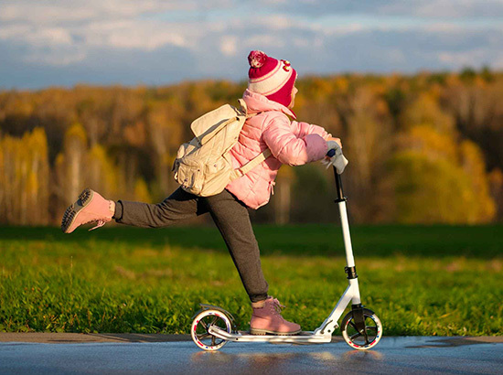 Petite fille sur patinette