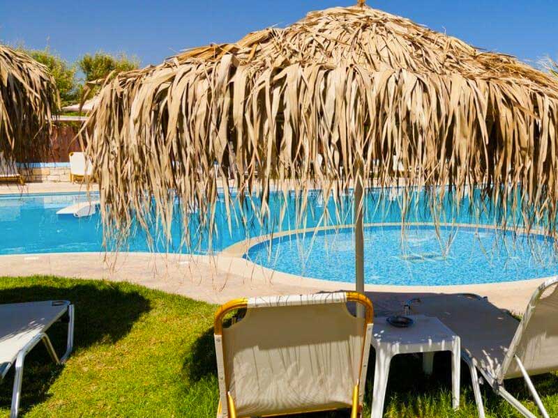 Gazon synthétique à installer autour de la piscine
