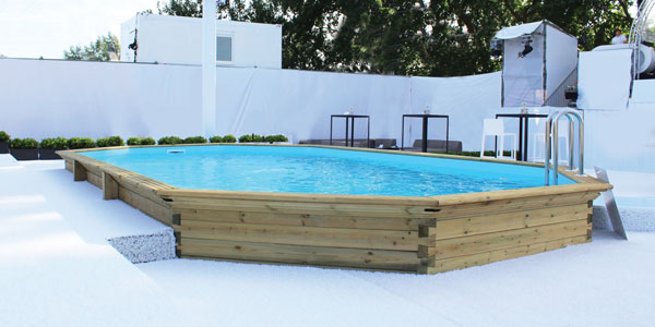 Piscine semi-enterrée en bois.