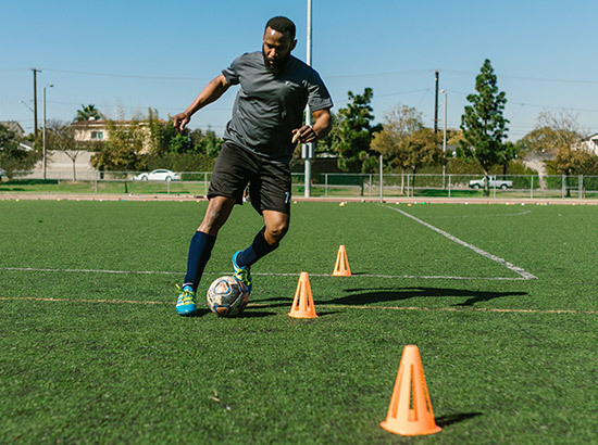 Joueur de foot qui dribble