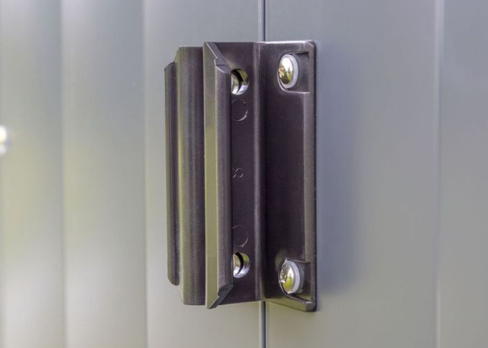 Système pour verrouiller un abri de jardin en aluminium