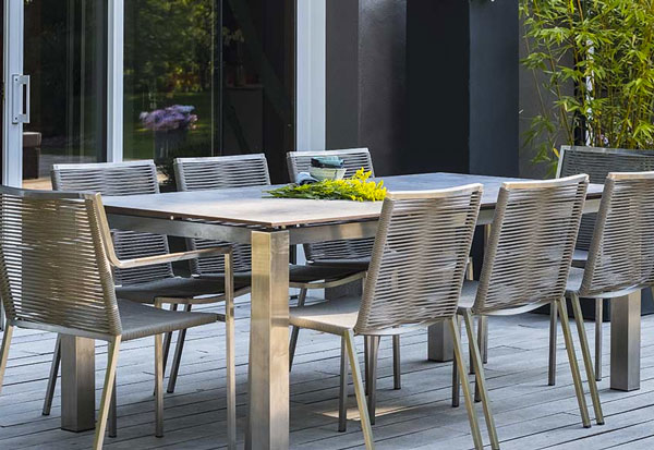 Table de jardin en acier inox.