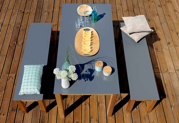 Table de jardin en bois composite.