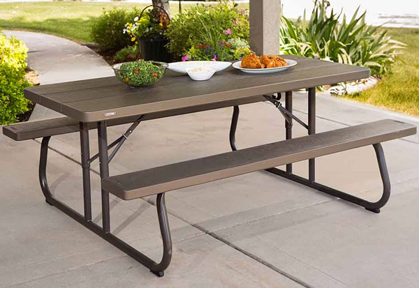 Comment choisir une table de jardin en bois ou en métal ?