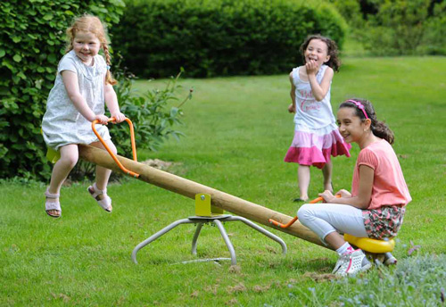 Trébuchet en bois pour enfants.