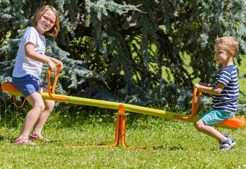 Trébuchet en métal pour enfants.