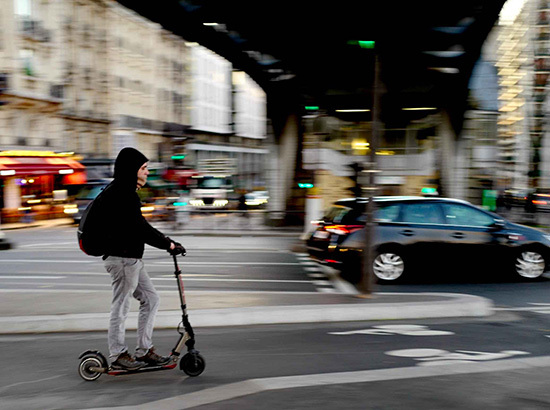 Homme sur trottinette électrique