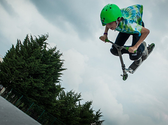 Enfant en trottinette freestyle
