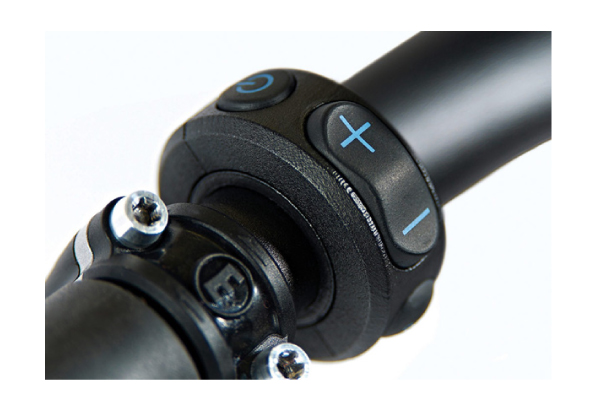 Vélo électrique bleu.